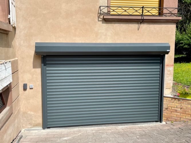 Leader incontesté sur le marché , Hörmann propose des portes de garage fiable , élégante et sécurisé. Nous vous proposons plusieurs versions de porte de garage