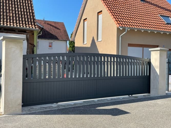 KOSTUM est la marque haut de gamme du groupe Cadiou, Fabrication française. Elle cultive une passion et une réelle expertise pour les portails en Aluminium . Chaque portail est unique , personnalisable selon vos envies. Nous vous proposons plusieurs versions de portails : Battant Coulissant Autoportant